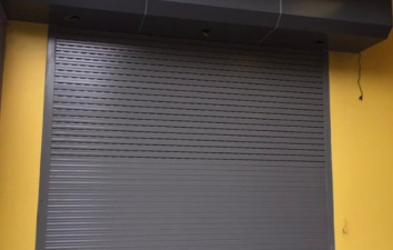 CÓ NÊN LẮP ĐẶT HỘP CHE CỬA CUỐN KHÔNG? ƯU ĐIỂM, BÁO GIÁ VÀ CÁCH LẮP ĐẶT