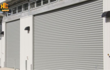 So Sánh Giá Cửa Cuốn Kéo Tay Và Cửa Cuốn Điện – Nên Chọn Loại Nào?